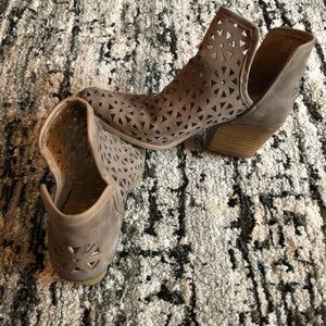 Brand New Musse and Cloud Athena Boots Size 10